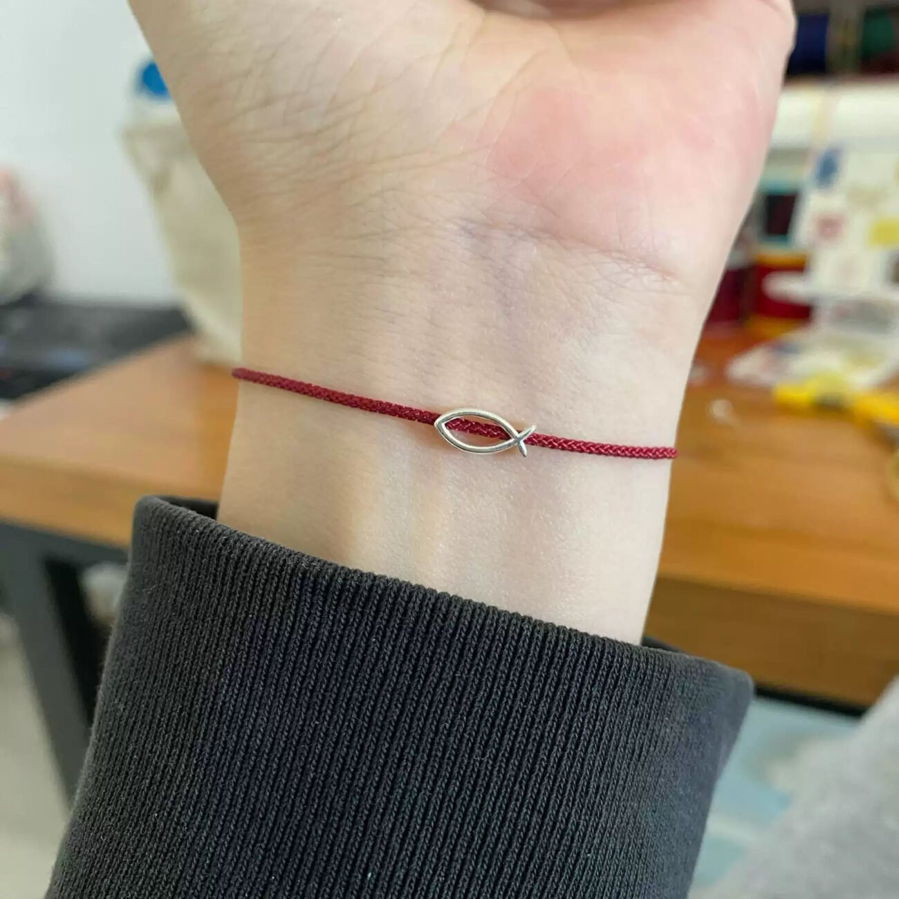 red string bracelet (100)