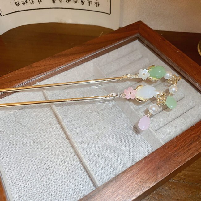 1950s rhinestone hairclip with sparkling crystal details and gold-tone setting